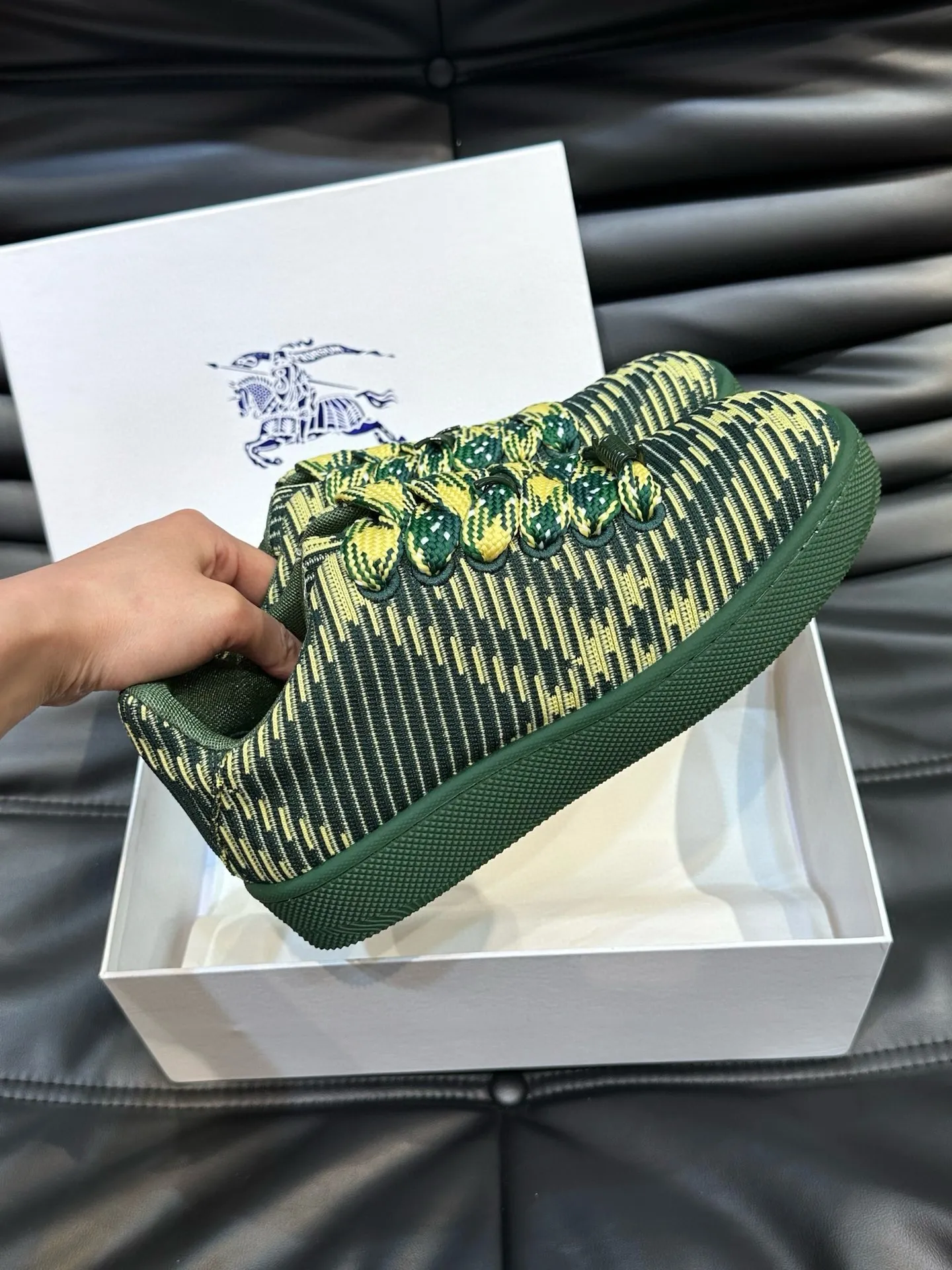 Factory price: 458💰Burberry Box series👫 Thick-soled casual sports shoes for couples, cool sneakers and bread shoes, purchased and developed from the original version, the top version of Box series sports shoes, made of original plaid/knitted fabric, embellished with EKD embossing. Made of mesh lining, the laces are decorated with metal coils, the rubber sole is decorated with the Burberry letter logo, and the original molded 3.5CM two-color T men's shoe 💰U outsole! Code number: 35-45 (35-45 customized)